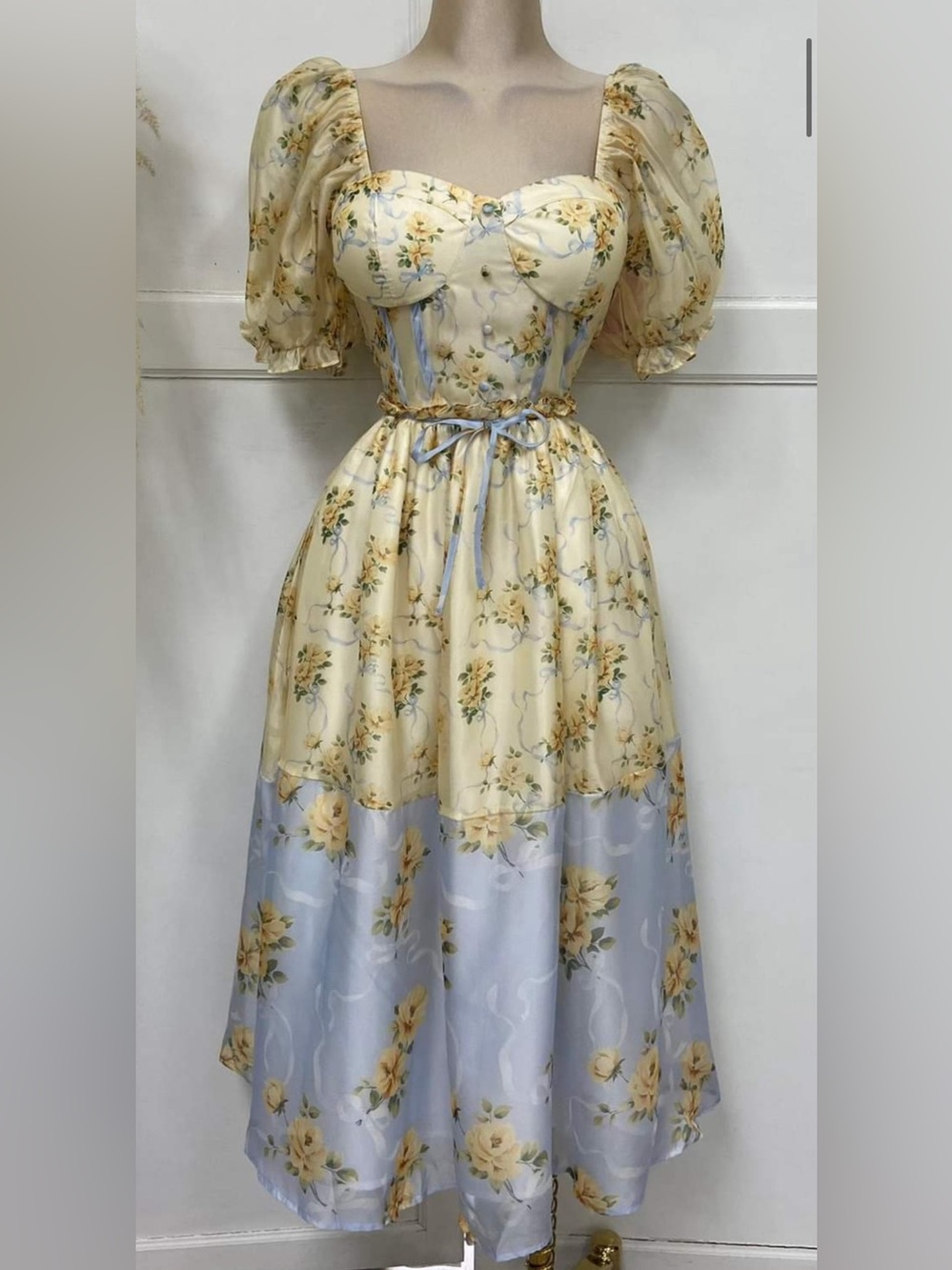 Romantic Floral Puff-Sleeve Dress - Picture 6 of 7